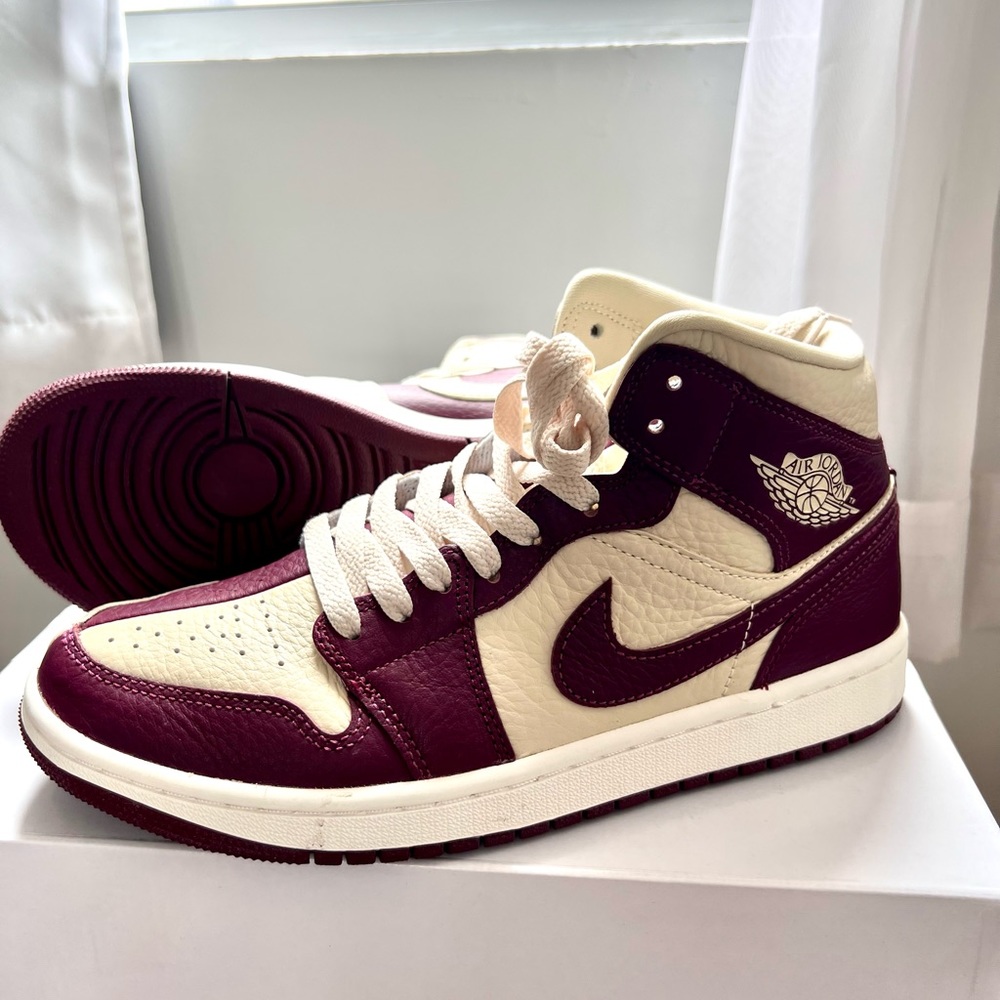 WMNS AIR JORDAN 1 MID SE(Beach/Cherrywood RedSail Plage/Voile/Cerise Bois Rouge)